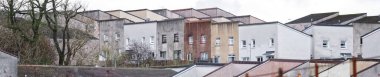 Port Glasgow uk 'ta sosyal yardım sorunları olan fakir gecekondu mahallesindeki kimsesizler konutu.