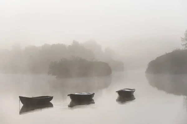 Рыбацкие Лодки Озере Ранний Утренний Туман Лодками Фоновом Режиме Великобритания — стоковое фото