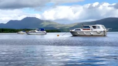 İngiltere yazında Lomond Gölü 'nden Ben Lomond manzarası
