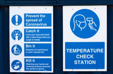 İnşaat alanı Covid-19 sağlık ve güvenlik levhası İngiltere