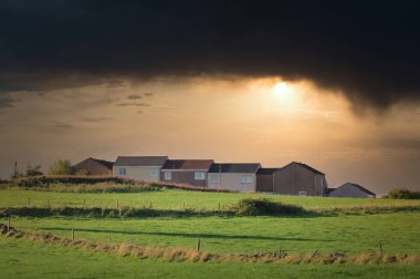 Port Glasgow uk 'ta sosyal yardım sorunları olan fakir gecekondu mahallesindeki kimsesizler konutu.