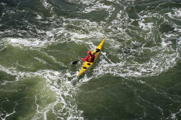 Blauwe Gele Kajak Open Water Bij Loch Lomond — Stockfoto