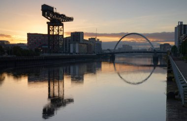 Clydeport Crane Finnieston 'da Clyde Arc köprüsünün yanında.
