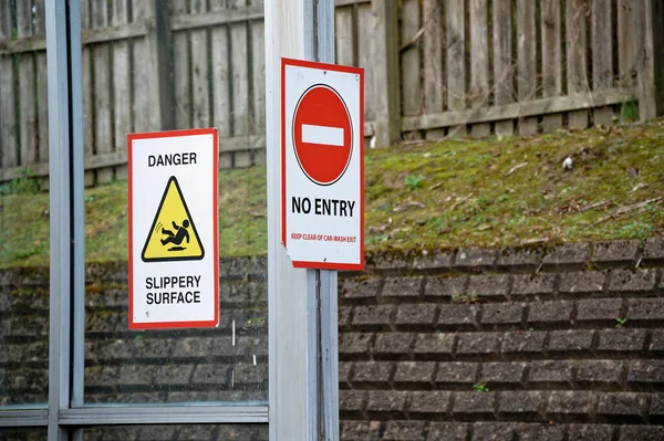 Glad Oppervlak Gevarenbord Geen Toegangsbord Bij Autowasserij — Stockfoto