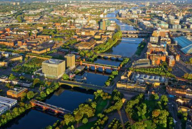 Yaklaşan fırtına sırasında Clyde Nehri ve Glasgow Şehri 'nin havadan görüntüsü.