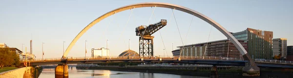 スコットランドのクライド アーク スクインティ橋の隣にあるFinniestonのClydeport Crane — ストック写真