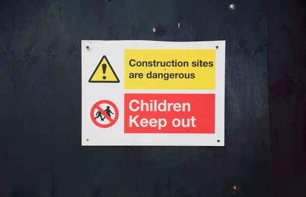 建設現場の安全標識に子供たちがサインアウト — ストック写真