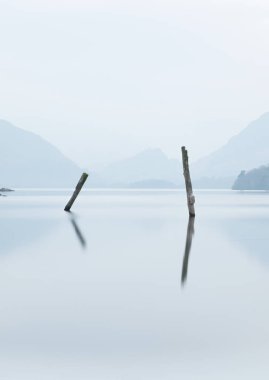 Derwent Water balıkçı iskelesinde İngiltere 'nin derinliklerinde su baskını.