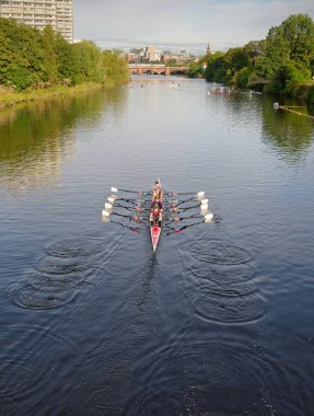 Glasgow Green 'deki tekne kulübünün üyeleri Clyde UK nehrinde kanoyla geziyorlar.