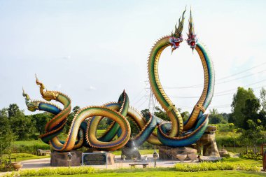 Udon Thani, Tayland - 9 Ekim 2021: Twin Stucco Pra kai keaw wang nakin 'de büyük bir yılan olarak resmedildi, Ban Don Swan, Phen District, Udon Thani, Tayland.