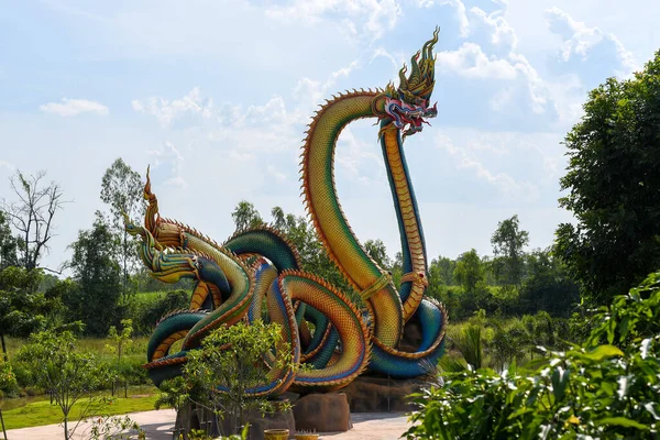 2021年10月9日タイ ウドン タニ2021年10月9日タイ ウドン タニー県ペン郡バンドン スワンにあるプラ カイの大きな蛇として描かれたツインスタッコは ナキンを知りました — ストック写真