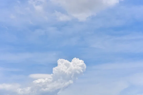 Облако Cumulonimbus Облако Cirrus — стоковое фото