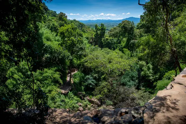 Na Yung dağlarının manzarası - Nam Som Ulusal Parkı Udon Thani ili, Tayland. Yağmur mevsiminde, bu bölge yüksek şelalenin en yüksek noktası haline gelir. Yung Tanga Şelalesi.
