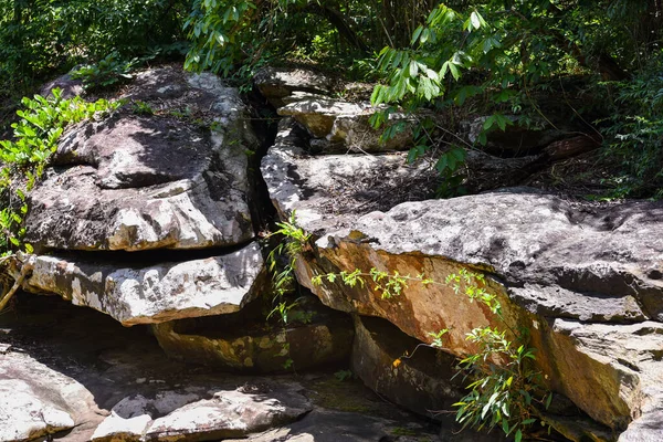 Na Yung dağlarının manzarası - Nam Som Ulusal Parkı Udon Thani ili, Tayland. Yağmur mevsiminde, bu bölge yüksek şelalenin en yüksek noktası haline gelir. Yung Tanga Şelalesi.