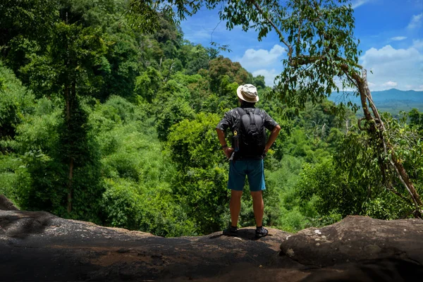 Ein Mann Der Oben Auf Dem Berg Steht Und Die — Stockfoto