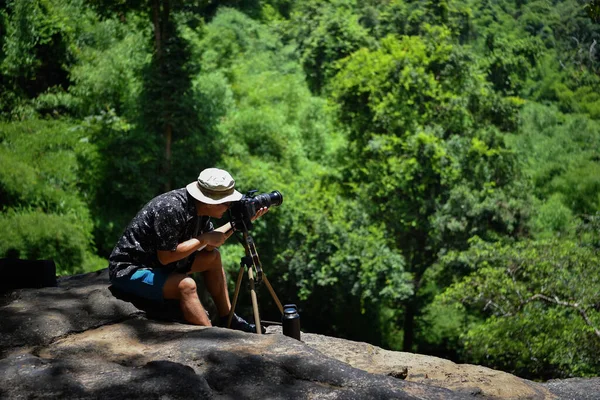 老人在山上徒步旅行 在泰国拍照 图像具有纹理和噪声 模糊和软焦距 — 图库照片