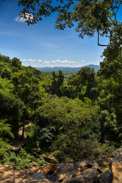 Na Yung dağlarının manzarası - Nam Som Ulusal Parkı Udon Thani ili, Tayland. Yağmur mevsiminde, bu bölge yüksek şelalenin en yüksek noktası haline gelir. Yung Tanga Şelalesi.