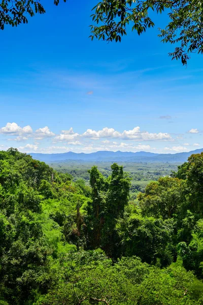 Na Yung dağlarının manzarası - Nam Som Ulusal Parkı Udon Thani ili, Tayland. Yağmur mevsiminde, bu bölge yüksek şelalenin en yüksek noktası haline gelir. Yung Tanga Şelalesi.