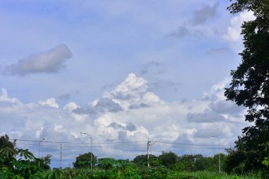 Güzel gökyüzü. Cumulonimbus bulutu ve sirrus bulutu