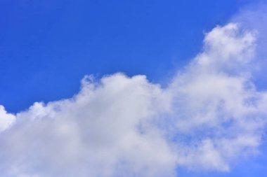 Güzel gökyüzü. Cumulonimbus bulutu ve sirrus bulutu