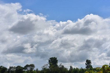 Güzel gökyüzü. Cumulonimbus bulutu ve sirrus bulutu