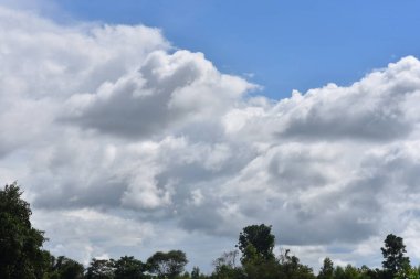 Güzel gökyüzü. Cumulonimbus bulutu ve sirrus bulutu