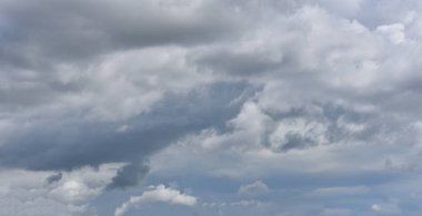 Güzel gökyüzü. Cumulonimbus bulutu ve sirrus bulutu