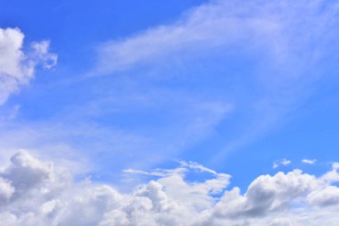 Güzel gökyüzü. Cumulonimbus bulutu ve sirrus bulutu