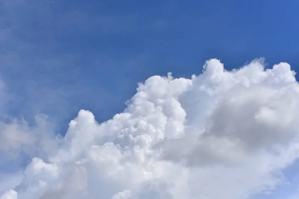 Langit Yang Indah Awan Cumulonimbus Dan Awan Cirrus — Stok Foto