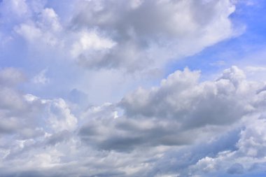 Güzel gökyüzü. Cumulonimbus bulutu ve sirrus bulutu