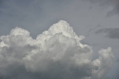 Güzel gökyüzü. Cumulonimbus bulutu ve sirrus bulutu. Görüntü tahıl, gürültü, bulanık ve yumuşak odaklı.