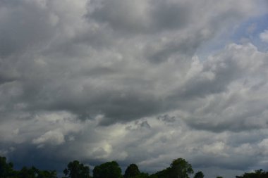Yağmur bulutu. Cumulonimbus bulutu ve sirrus bulutu