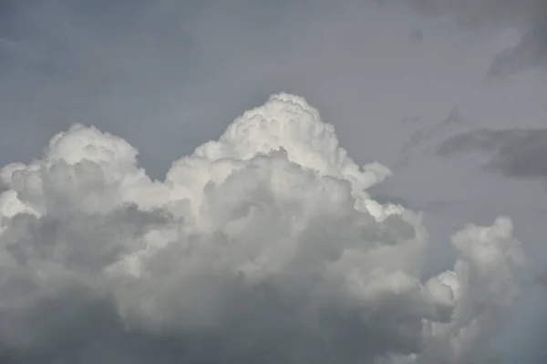 Langit Yang Indah Awan Cumulonimbus Dan Awan Cirrus Gambar Memiliki — Stok Foto