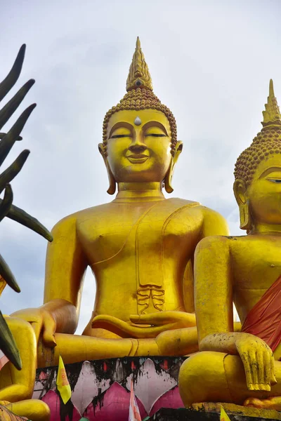 Golden Buddha Statue Mountains Wat Tham Nam Tad Suwan Kanlaya — Fotografia de Stock