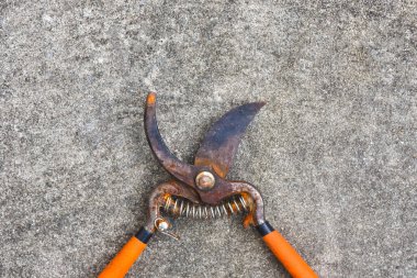 Beton zeminde yatan eski mezhepçiler.