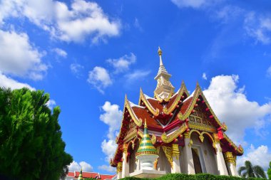Güzel Budist Thao Kuvera iblis anıt ve Udon Thani Kuzey Tayland şehir ayağı tapınak tapınak. Güney Doğu Asya'nın güzel din mimarisi ile Cityscape.