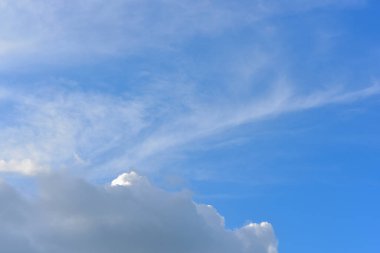 Güzel gökyüzü. Cumulonimbus bulutu ve sirrus bulutu