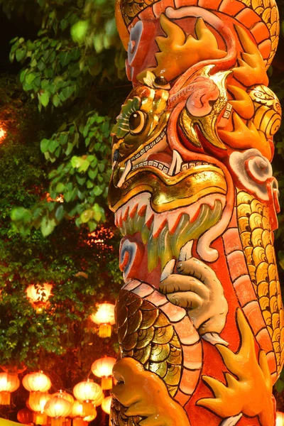 Gouden Draak Standbeeld Kleurrijke Pilaar — Stockfoto