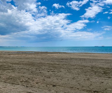 Karadeniz kıyısındaki ıssız kumsalda.