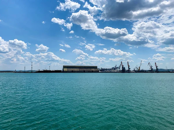 Panoramisch Uitzicht Zwarte Zeehaven Met Voorzieningen Kranen Afstand — Stockfoto