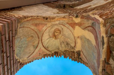 Perushtitsa, Bulgaristan, 07 Temmuz 2020: Erken Bizans kalıntıları içinde kısmen korunmuş Roma freski ve Kızıl Kilise olarak da bilinen Hristiyan bazilikası.