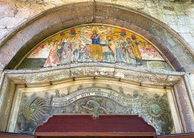 Haskovo, Bulgaristan, 23 Haziran 2020: İsa Mesih, Meryem Ana ve Azizlerle dinsel sahne freski Meryem Ana 'nın Kilisesi' nin girişi üzerinde.