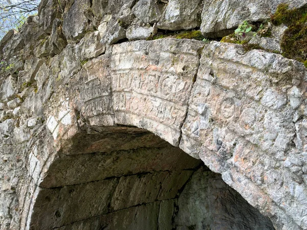 An ancient stone arch with engraved inscriptions inThe Sanctuary of the Nymphs and Aphrodite nearDimitrovgrad and Haskovo, Bulgaria. The bestpreserved Thracian sanctuary and the onlyNymphaeum in Bulgaria.