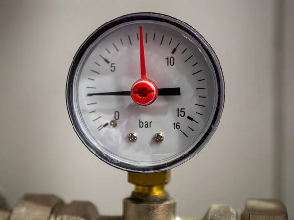Манометр, що показує тиск води в системі трубопроводів в приватному будинку . — стокове фото