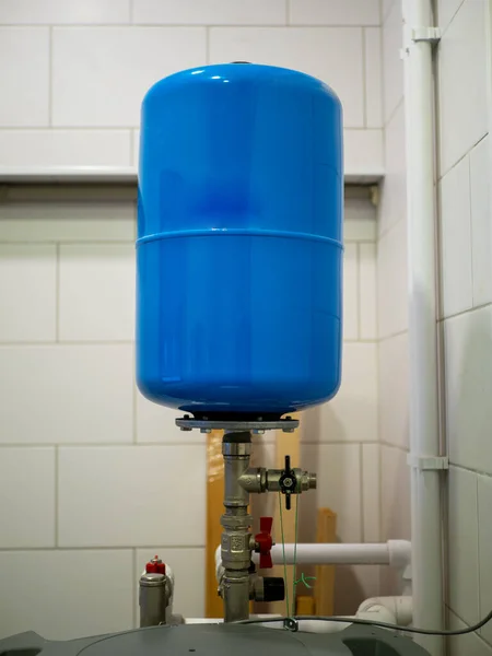 An expansion tank or vertical hydraulic accumulator is designed to maintain constant pressure. Royalty Free Stock Obrázky