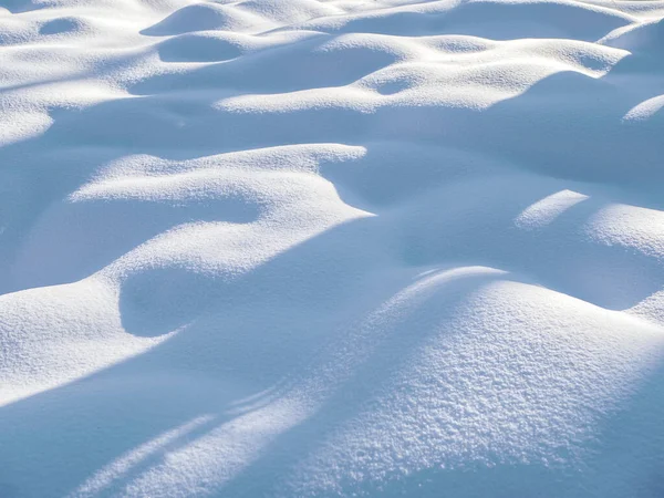 Gyönyörű napfényes hó textúra árnyékok napsütéses napon télen — Stock Fotó