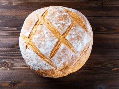 Ahşap zemin üzerinde mayasız ekşi ekmek. Üst görünüm.