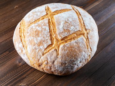 Ahşap zemin üzerinde mayasız ekşi ekmek. Üst görünüm.