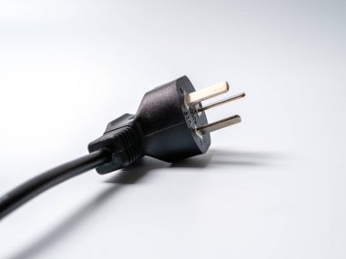 Beyaz arka planda duran bir elektrik prizi. Bağlanmaya hazır.