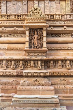 Hindistan Cumhuriyeti alan bazında dünyanın en büyük yedinci ülkesi ve nüfusu bir milyarı aşan nüfusuyla Çin 'den sonra ikinci sırada yer almasına rağmen, doğum oranı çok daha yüksek olmasına rağmen on yıldan kısa bir süre içinde kutup konumuna ulaşma olasılığı yüksek.